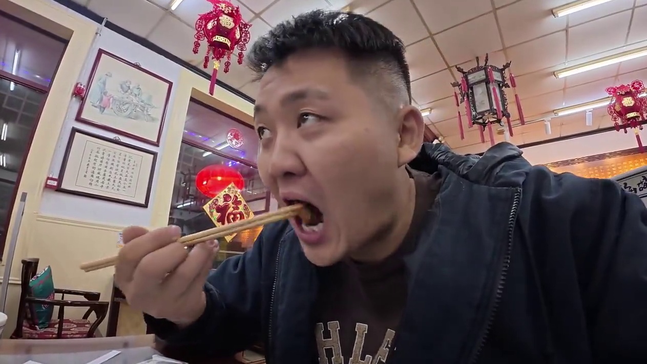 炸酱面 #必吃榜 #海碗居炸酱面 
以前对炸酱面不感兴趣，但自从吃到了海碗居，这个味道真的会让人惦记