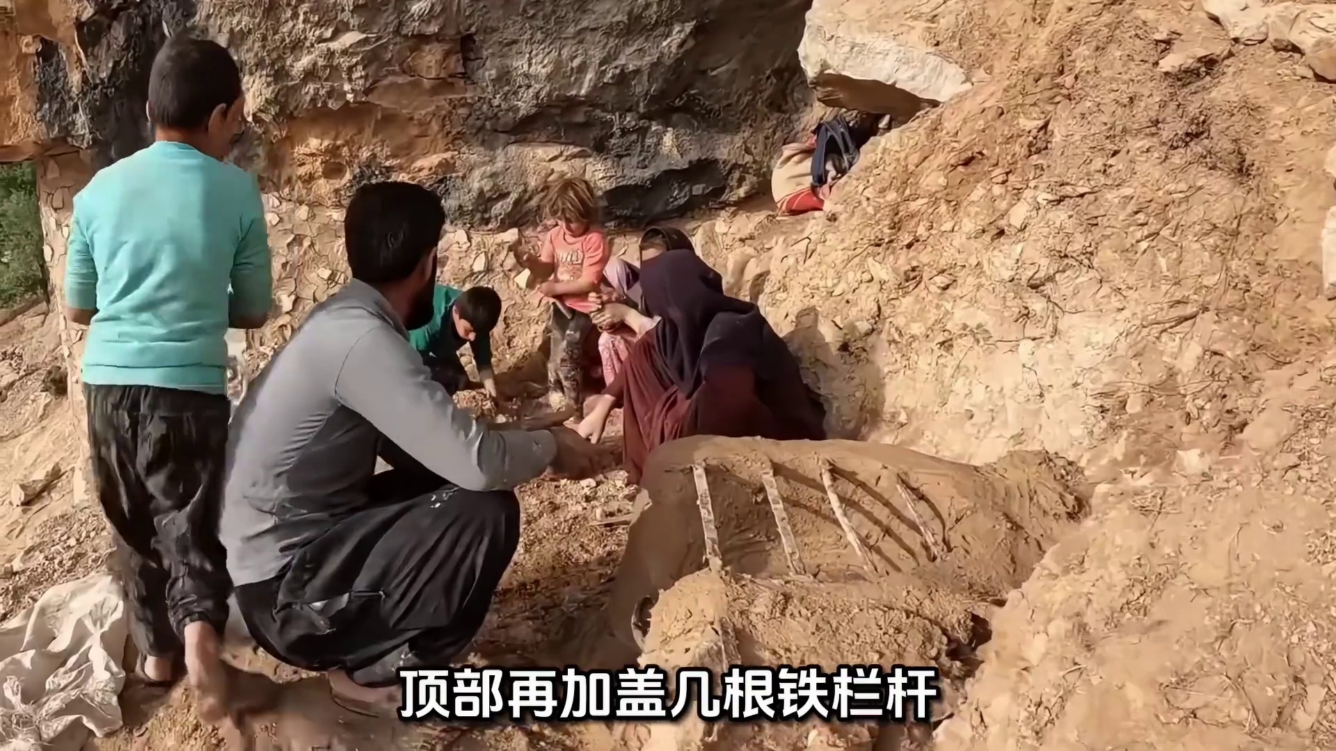 第3集：女人在迁徙途中发现了水源，就地建造了巨石庇护所，住上了一家八口