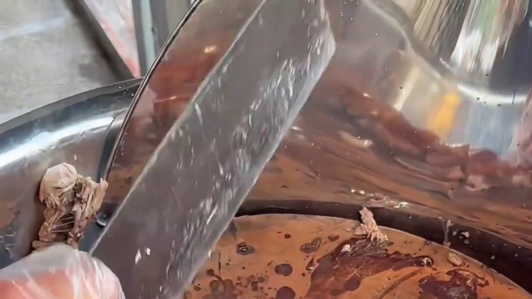 皮脆肉嫩还爆汁 还得是宜良烤鸭