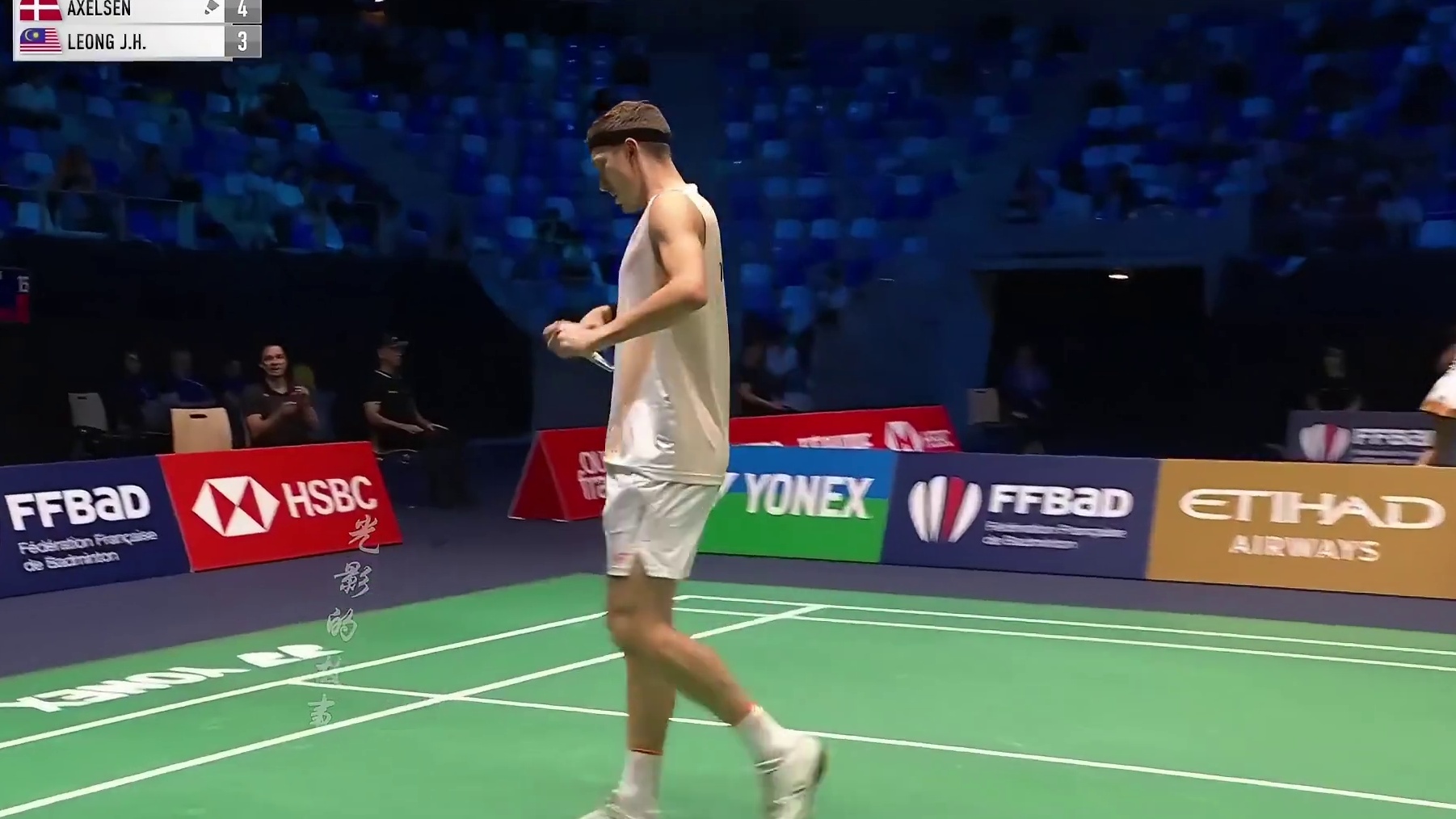 及时改变战术破坏控网抢攻！安赛龙顶住梁峻豪冲击！ 梁其实在第一局的前半段，整个斗网抢攻的战术，对龙产