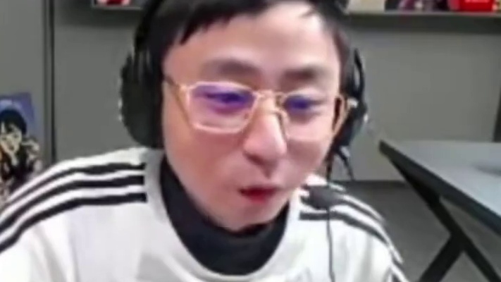 水晶哥得知 CS饰品暴跌！5件红可以合成一个刀皮！随后突发奇想，小手一点 5红秒亏一万多？！