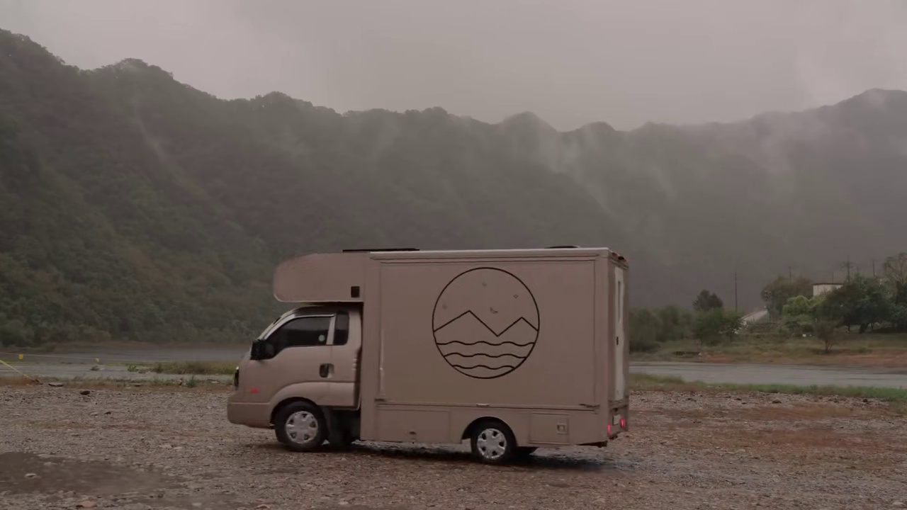 【无限露营】小姐姐暴雨房车露营 沉浸式体验