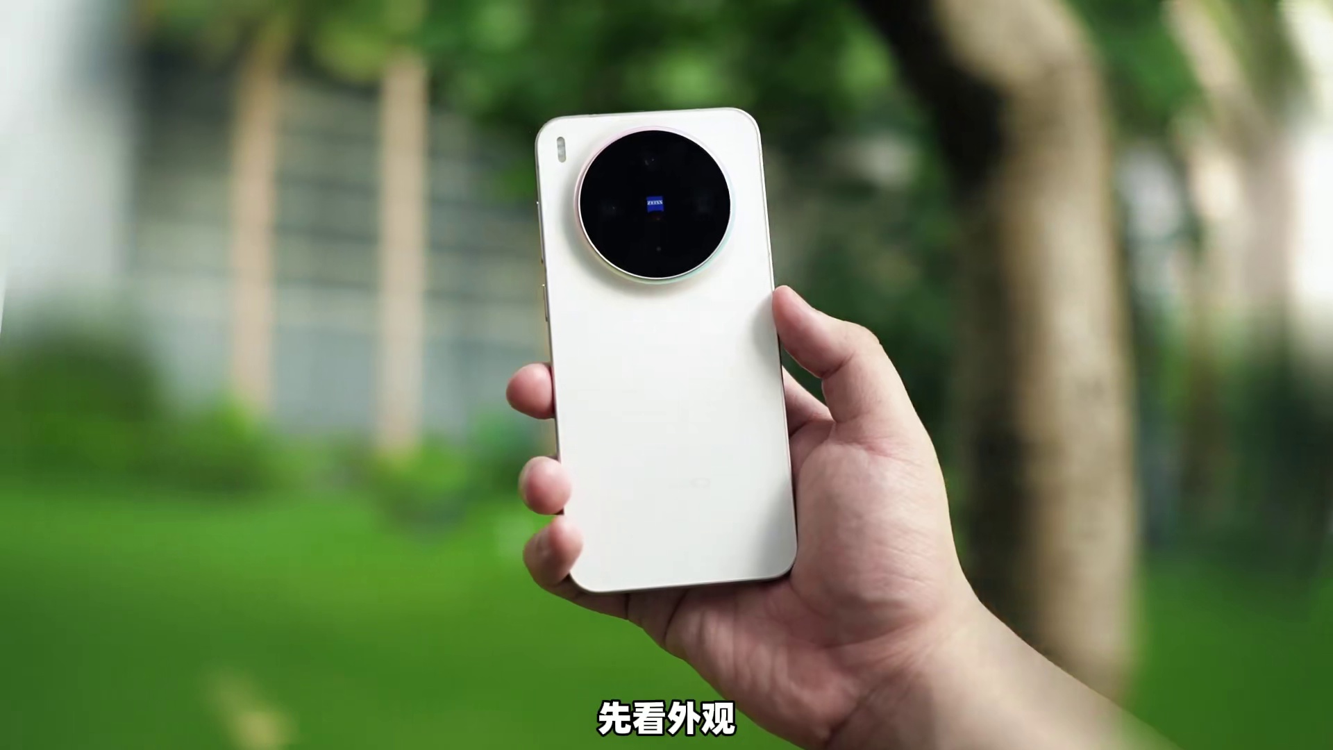 vivo X300上手 手感夸张，影像过分，不让其它小直屏过了？
#vivoX300  #科技数码 #摄影