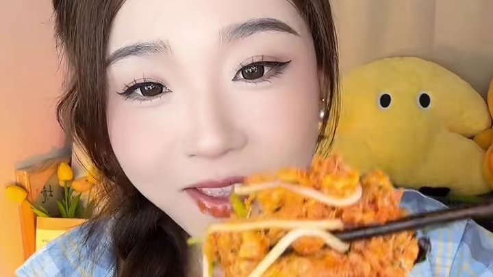 今天来一碗加料版本臭宝螺蛳粉！！这个汤底加菜简直了！#臭宝螺蛳粉 #灵魂宵夜 #嗦粉 #螺蛳粉一口就