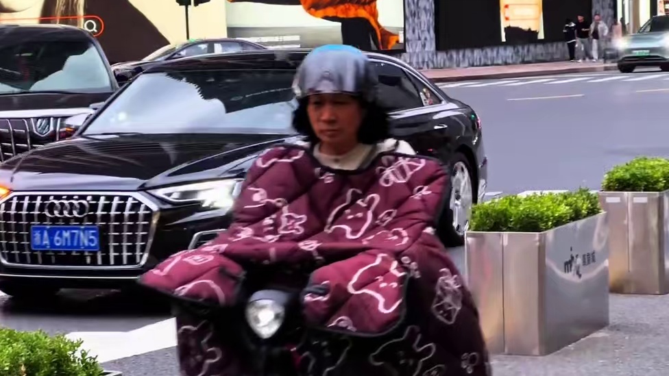 穿着香奈儿从后排开门出来的那一刻，我仿佛明白了，十年寒窗，不如你三代从商#奥迪a8霍希版 #奥迪a8