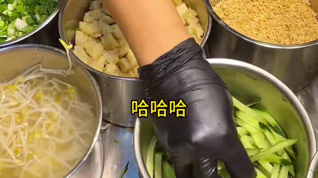 谁能拒绝裹满芝麻酱的卷凉皮啊一口下去全是料 太满足了 ！！