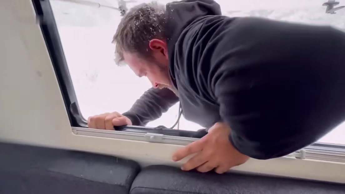 夫妻开重型房车雪地露营，一场狂风暴雪将体验感拉满(3)