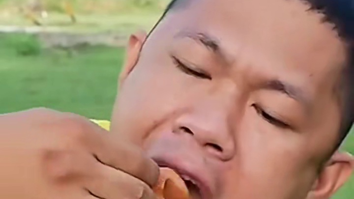 酸辣凉拌️大片刺身三文鱼 #美食 #泰国美食 #美食 #户外美食 #内容启发搜索