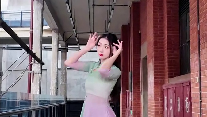 “清风 白昼 翻过了九洲～”