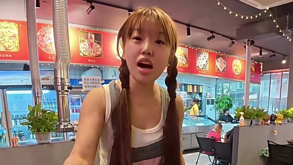 武汉篇：在武汉遇到一对真性情东北父女，热情的请我们吃一大桌烤肉...