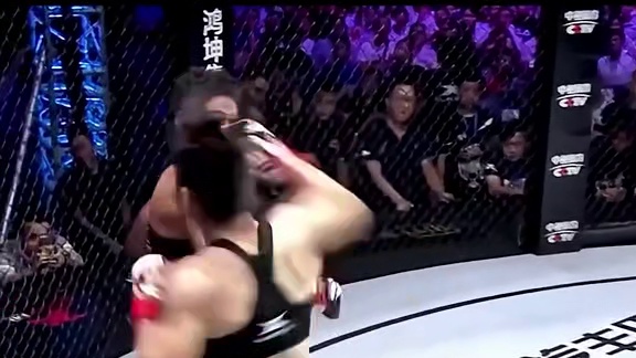 张伟丽被对手打的全身是血，随后铁肘狂砸绝境翻盘！#张伟丽 #ko #mma