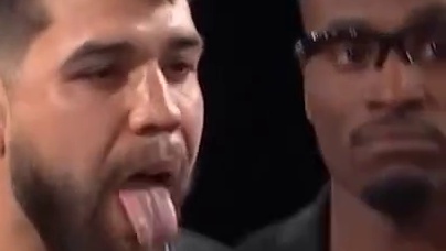 上一秒伸舌头挑衅，下一秒倒地不起！