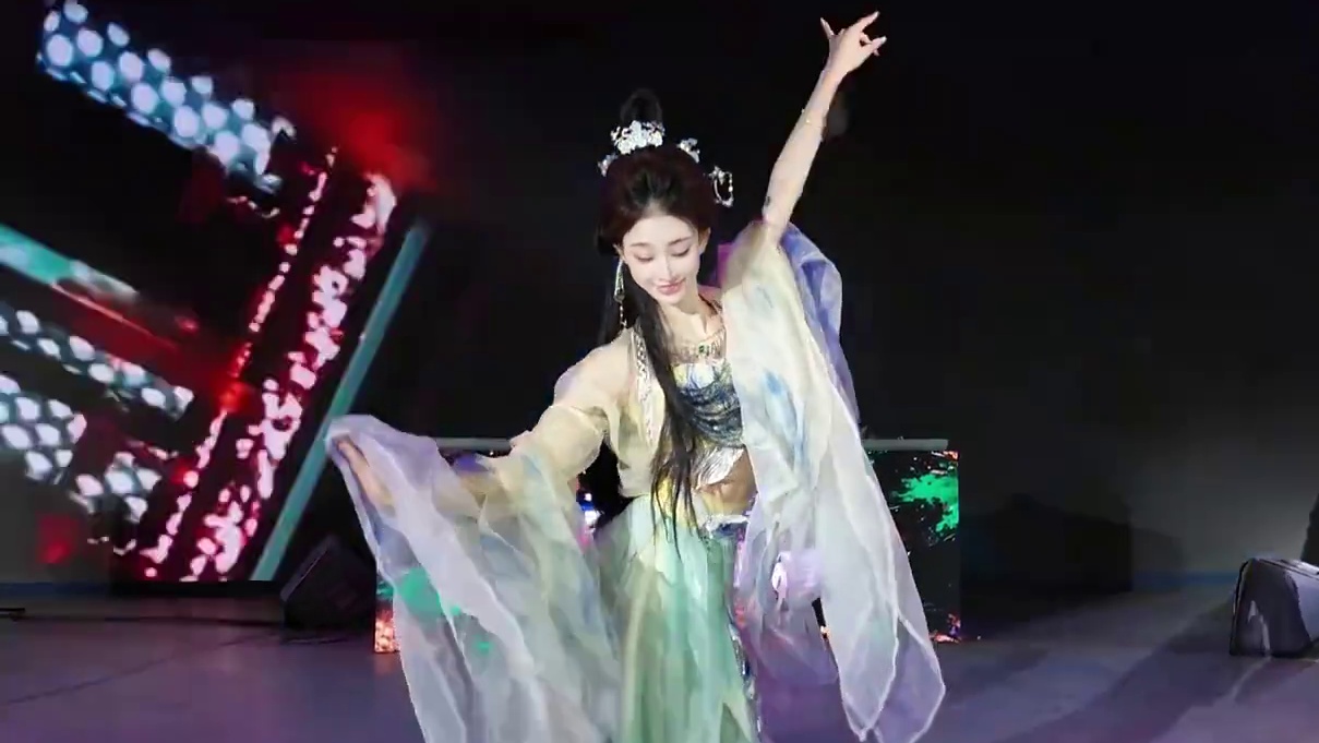 “相见时难别亦难 东风无力百花残”#相见时难别亦难故事感转场  #变装 #额济纳电音节