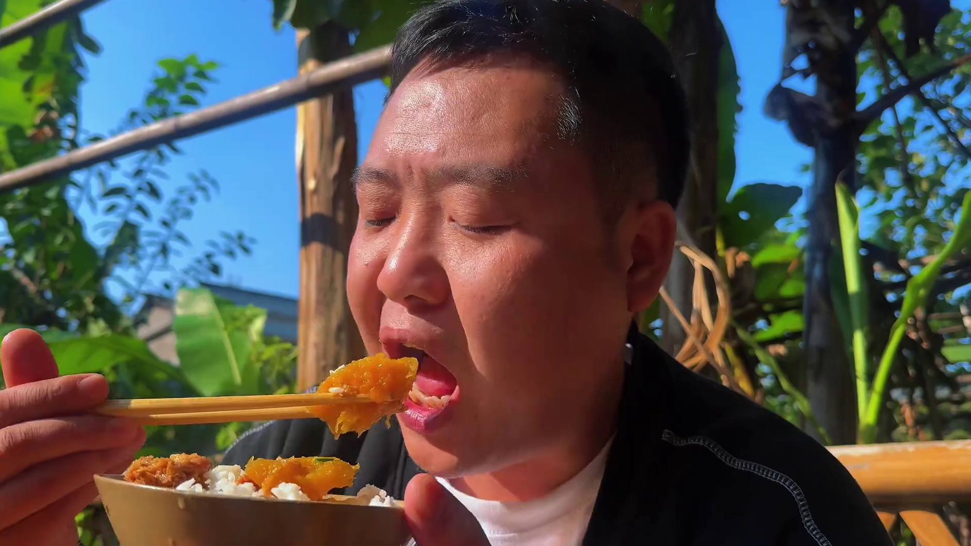 湖北农家特色榨广椒蒸肥肠牛肚，香气四溢馋得流口水！