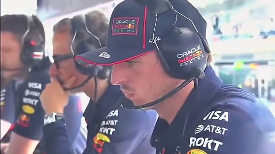 维斯塔潘变身比赛工程师‍ 维斯塔潘的RB21在一练中被林德布拉德接管了，潘子也是当上比赛工程师了#