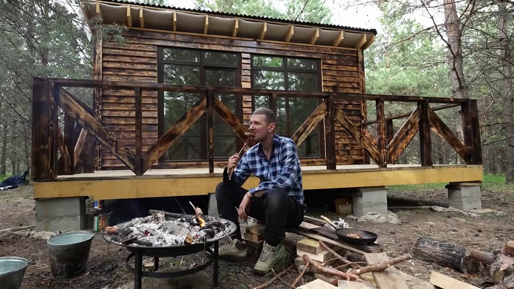 第7集：男人在野外给自己搭建了舒适的荒野小屋