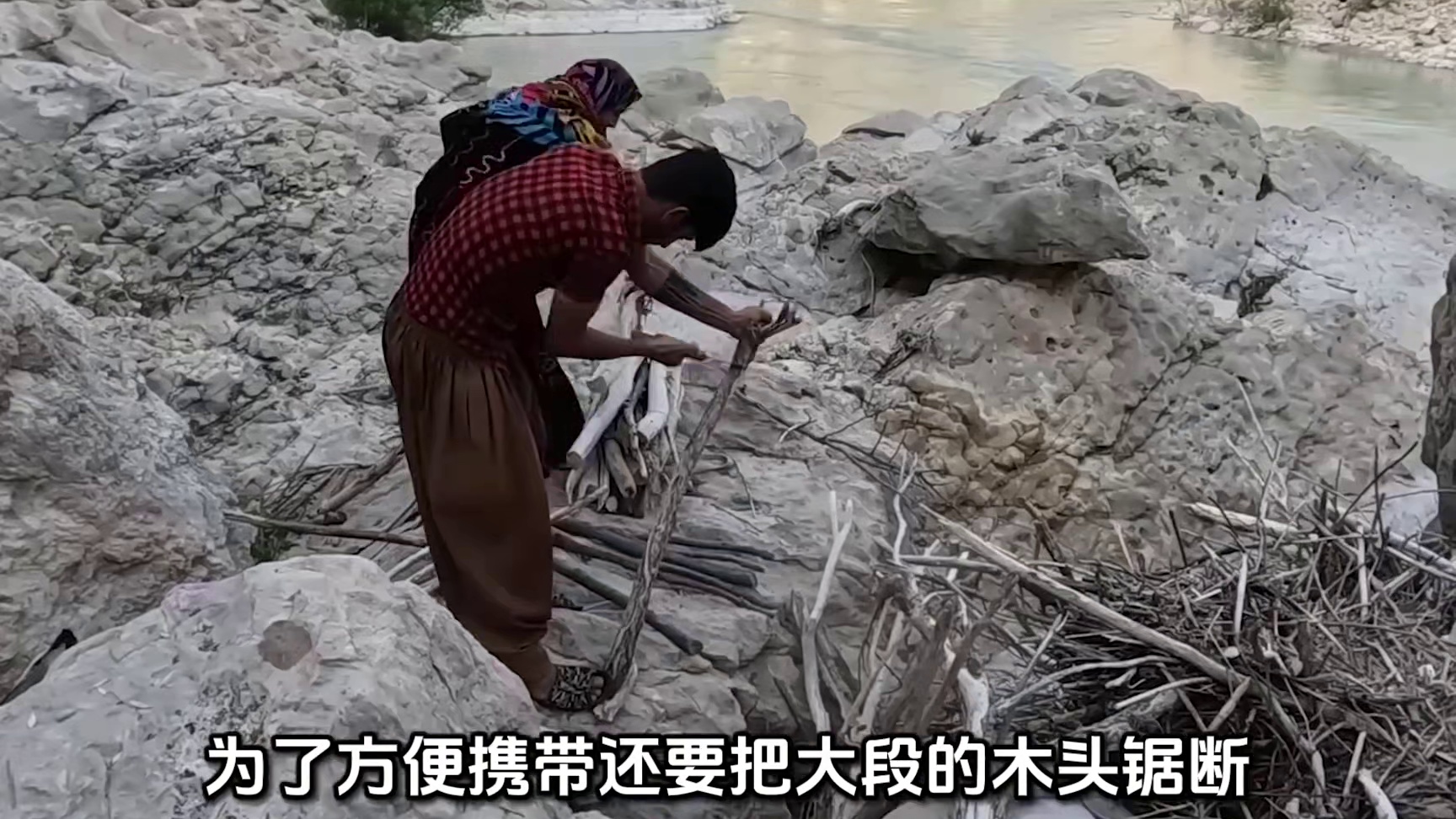 第4集：男人在荒漠横穿河流，在天然坑洞中建造豪华石屋，住上一家四口