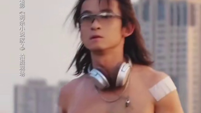 原来不是所有人都跟好身材适配的，董子健为角色练出八块腹肌