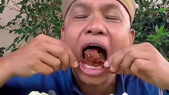 剁椒辣酱️碳烤鹌鹑 #美食 #户外美食 #美食 #泰国美食 #内容启发搜索