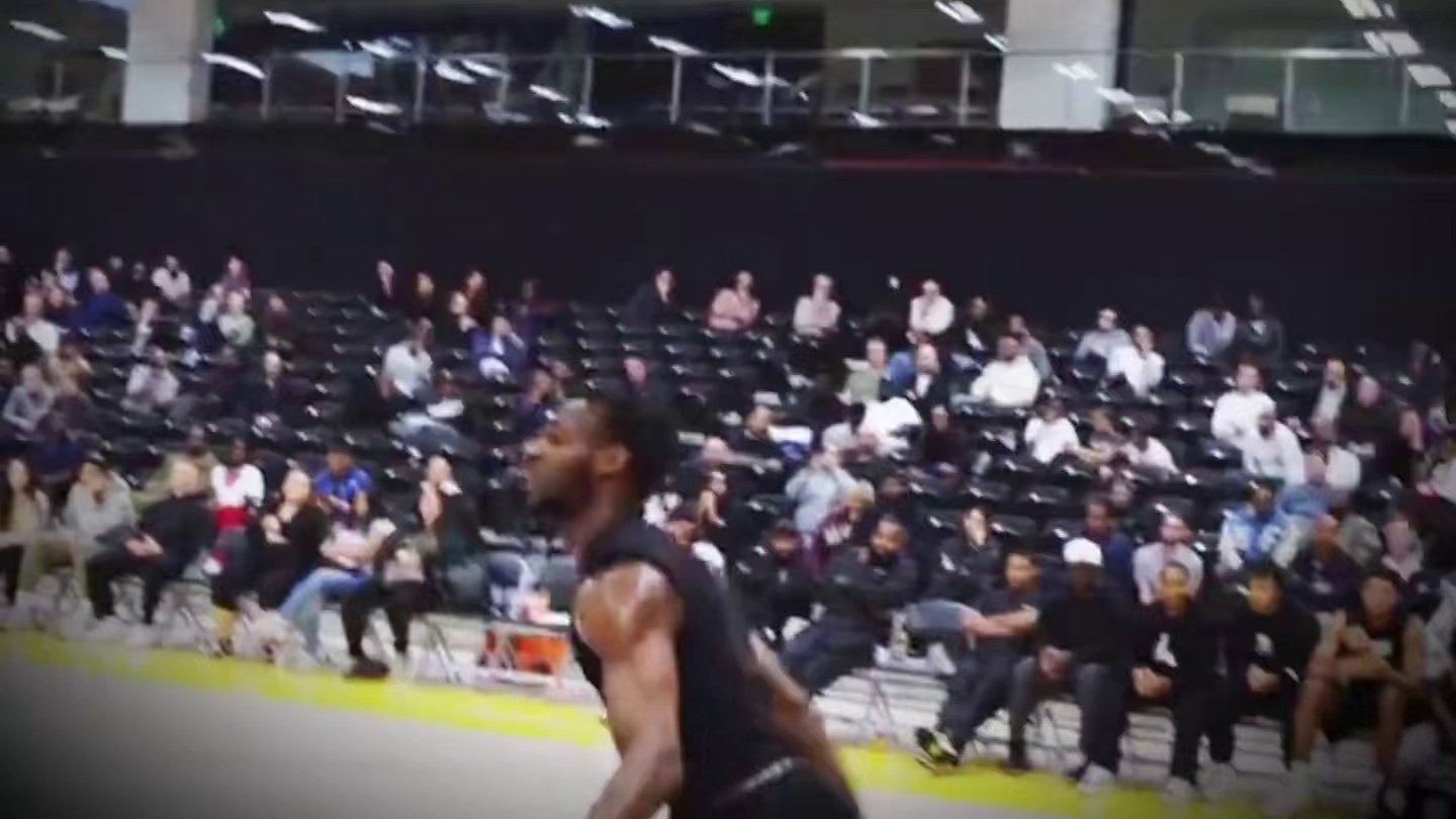 詹姆斯肯定在家偷着乐呢。布朗尼出战仅为25分钟，填满数据栏，十八般武艺样样精通