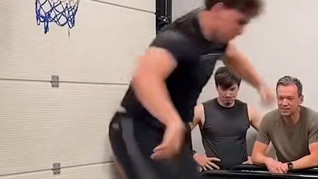 极限跳高挑战，谁能跳出最高成绩，就能赢得一百美刀的奖励