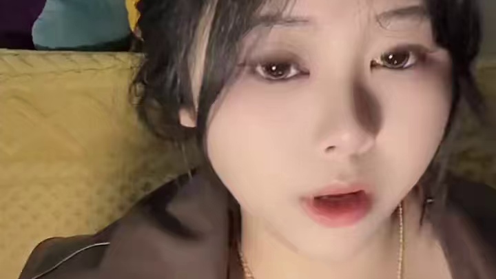 “天上月人间月，负笈求学肩上月，登高凭栏眼中月，竹篮打水碎又圆。”李宝瓶剑来动漫