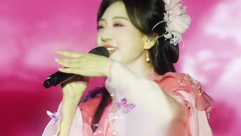 忘尘谷里枫染客袍，一袖云间踏叶行秋……