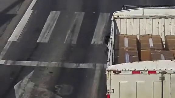 连闯8个红灯，常经开公安11分钟抢出救命时间！