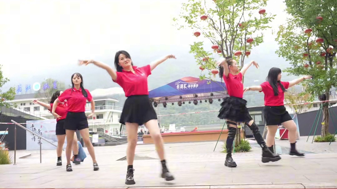 2025重庆涪陵白鹤梁半程马拉松热烈开赛，乌江榨菜为运动员现场加油助威！#乌江榨菜 #2025涪陵半