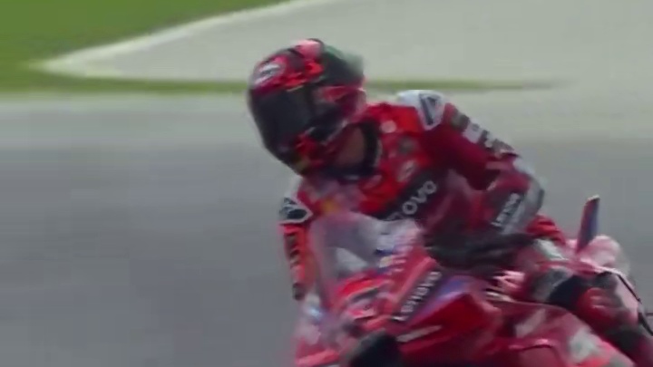 沉默了一个月又重新找回了感觉恭喜佩科拿下马来西亚大奖赛冲刺赛冠军，同时小小马也成功加冕2025赛季M