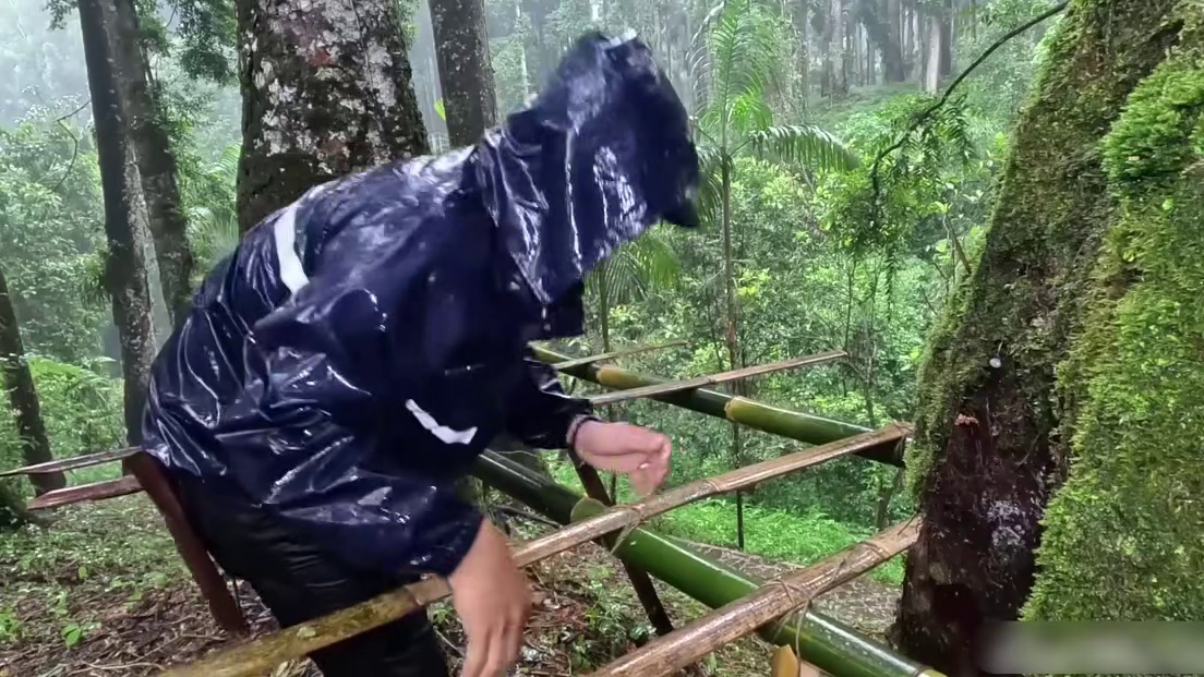 老马独自一人踏入荒野搭建庭护所只因他热爱在荒野独居(3)