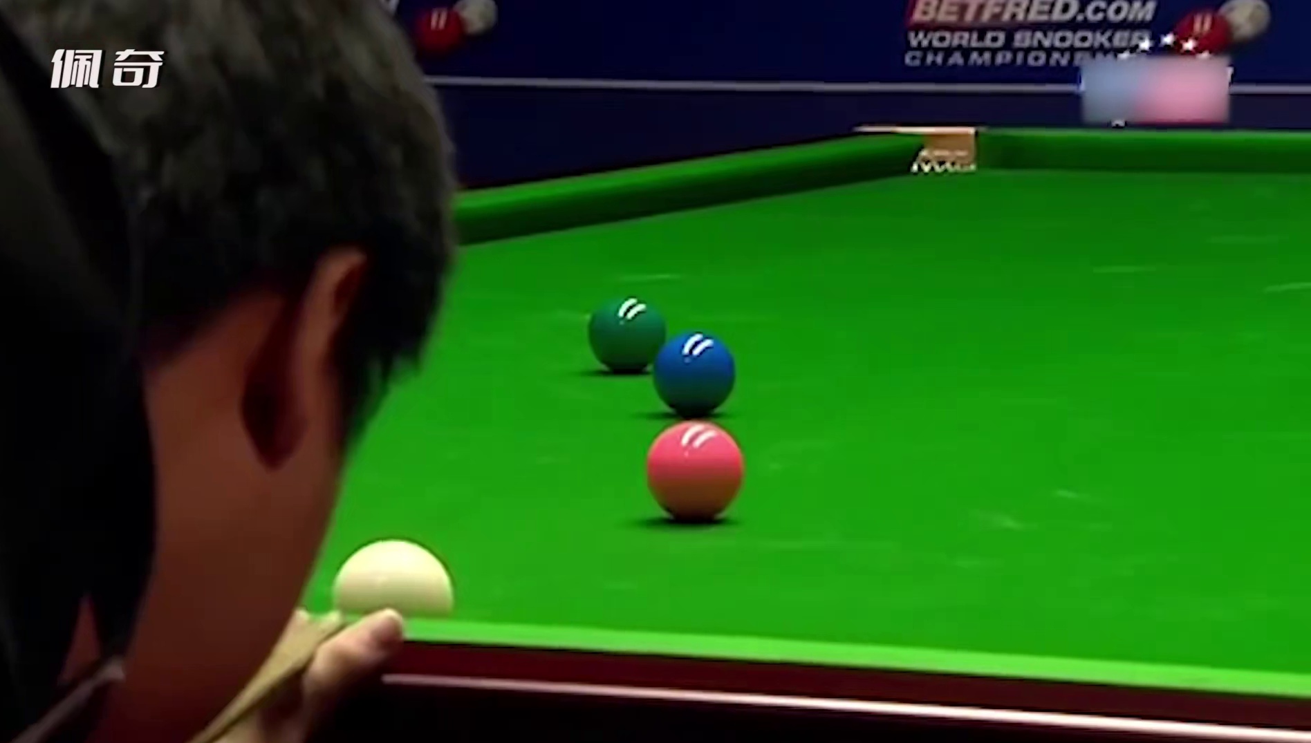 丁俊晖命悬一线极限防守，袋角斯诺腾空出世，二师兄气的怒砸球桌(3)