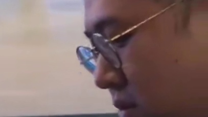 抽签结束姿态走上台阶离开膝盖还没好