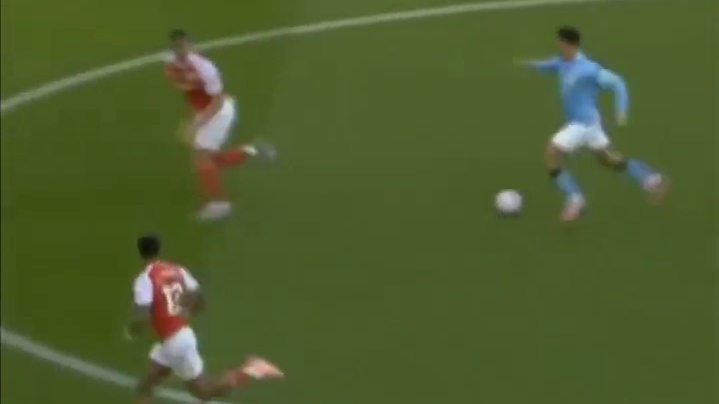 曼城极速反击破门，哈兰德右路超快插上