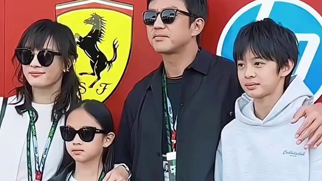 孙俪与邓超带儿子女儿现身f1赛场，高颜值的一家人帅美出场，实在令人羡慕！