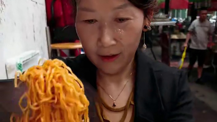 河南街头5块一份的卤面 还有三个配菜 你们感觉值不值！
