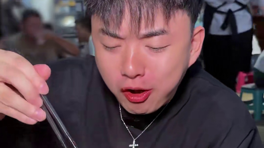 勇闯云南牛肉一条街 ，鲜切现炒加辣煮感受鲜嫩爽滑，云南香料熬煮的秘密汤汁堪称米饭的绝对克星！#美食分