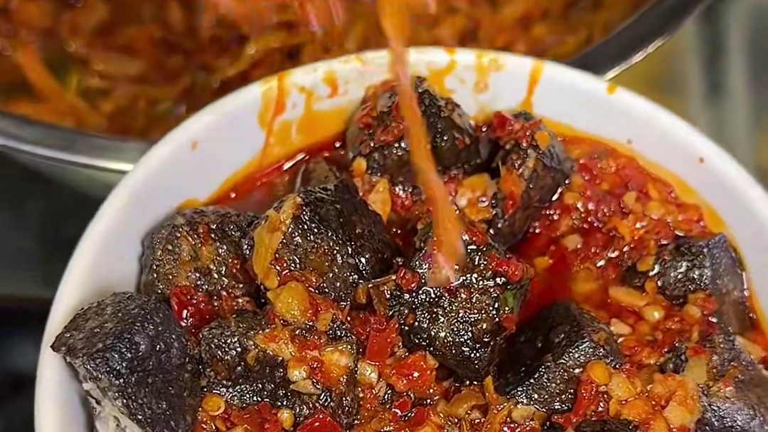 武汉巷子里15元泡泡臭豆腐，吸饱汤汁好上头～ 你就吃吧一吃一个不吱声