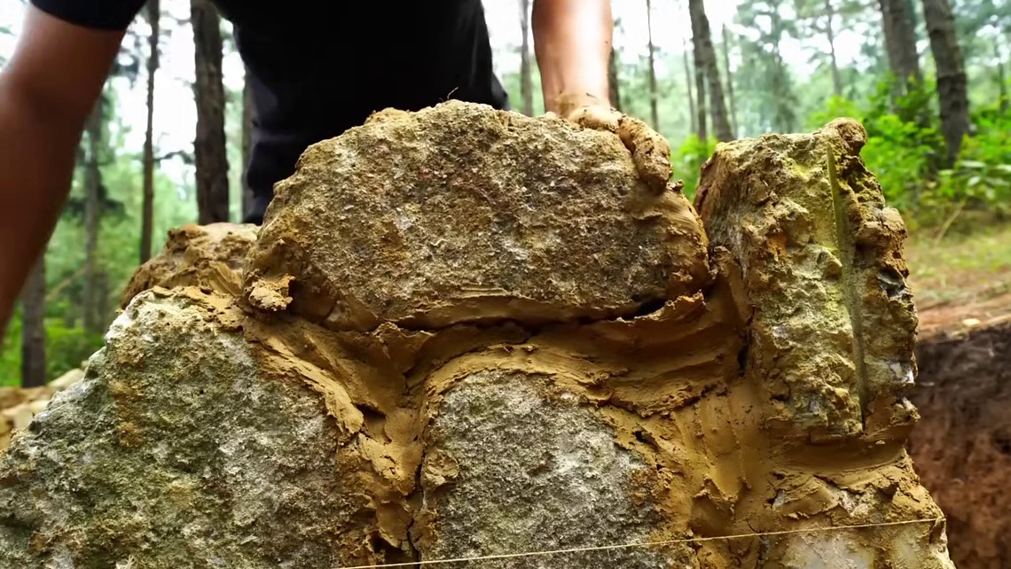 第2集：男人仅凭简单的工具，竟然在野外搭建出这么漂亮的荒野小屋