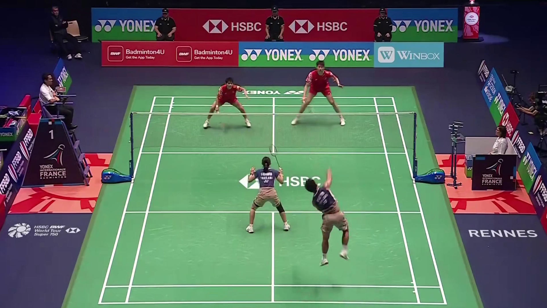 泰国组合开局领先，局末凤凰的网前抢攻和后场突击连得2分，逆转首局