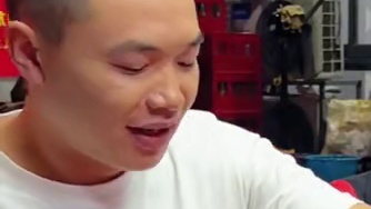 四川帅哥轻松拿走阿姨10箱螺蛳粉~#螺蛳粉