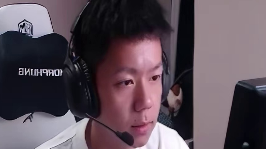 念旧巅峰赛观战神人残局,一边漏脚步准星瞄墙,另一边零反应甩狙