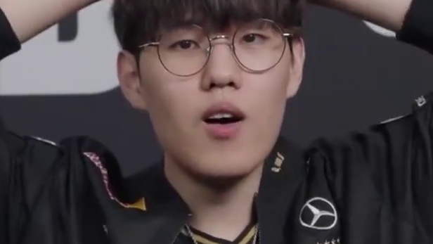 Oner回答足球相关问题,一起看看他对足球有多了解 #足球  #英雄联盟S15  #上聊S15