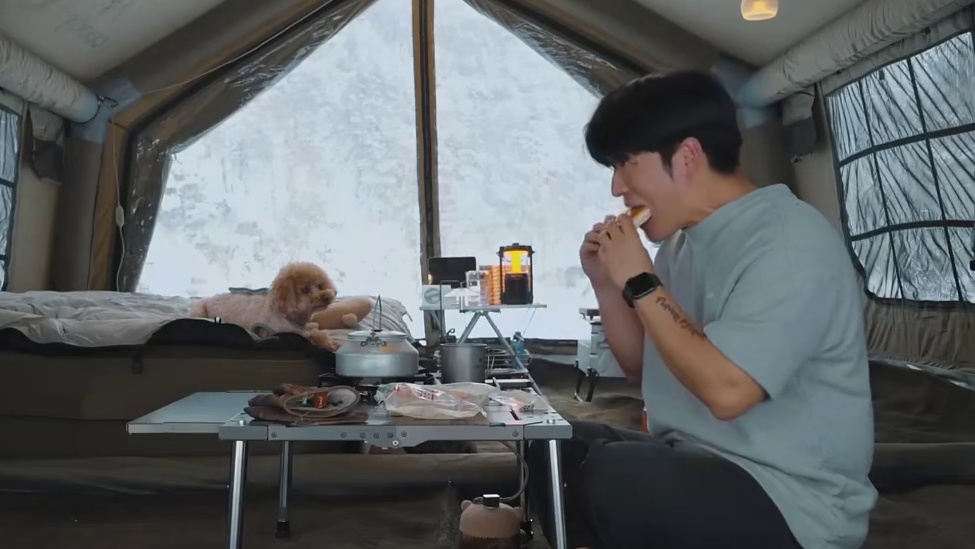 一辆车缓缓驶入这片白色大地，国昌听闻今天会面临一场罕见的暴雪(2)