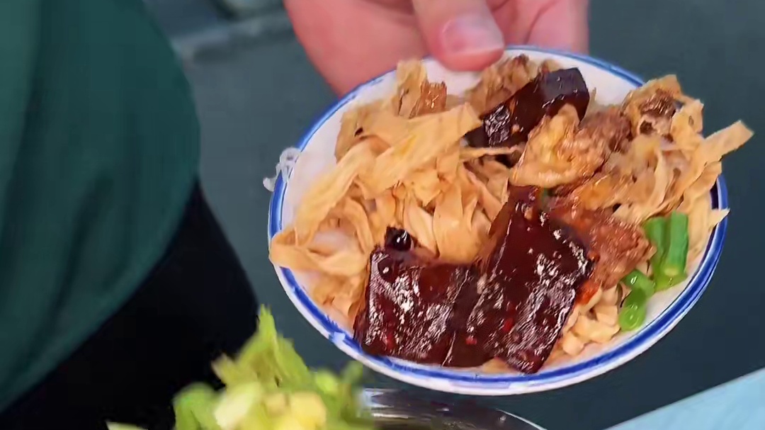 山西运城的面汤煮馍,八元一碗随便吃