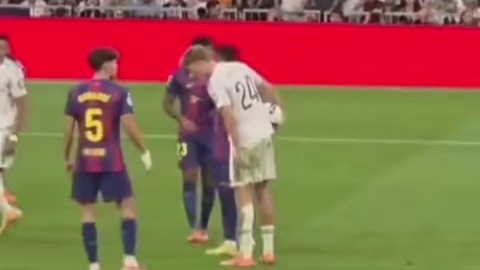 VAR判点后，居莱尔把球交到赫伊森手里