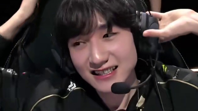 银鞍照白马,飒沓如流星。 Peanut告别全球总决赛舞台
#GEN战胜HLE   #S15淘汰赛