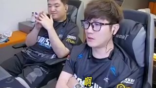 念舊的第一視角道具閃光 這個致勝白，A包直接能閃到中路全部，這個閃寵兒也用過，第一視角看看職業(yè)選手的