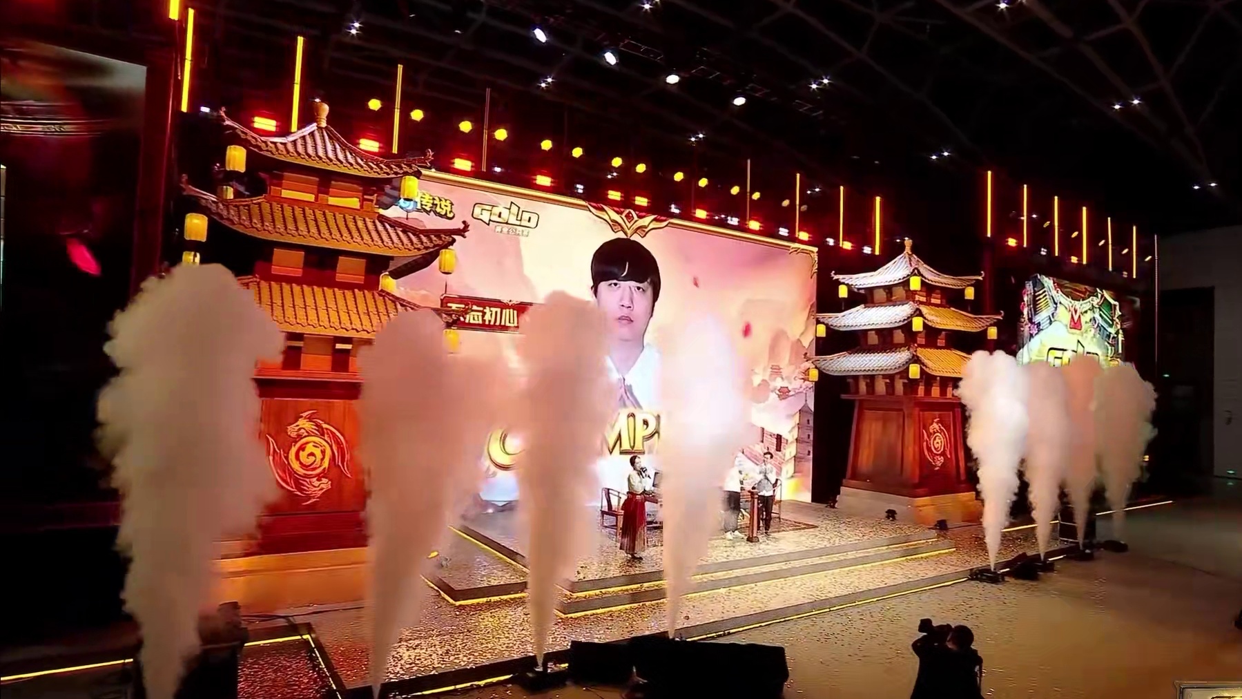 驴鸽为西安黄金赛冠军小惕颁奖