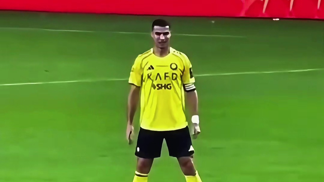 神仙对话！C罗主罚任意球前和空气对话